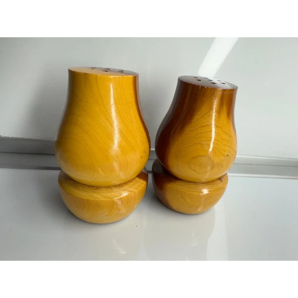 Vintage Wooden Salt Pepper Shakers Virginia Maple‎ Leaf Design Souvenir Kitchen